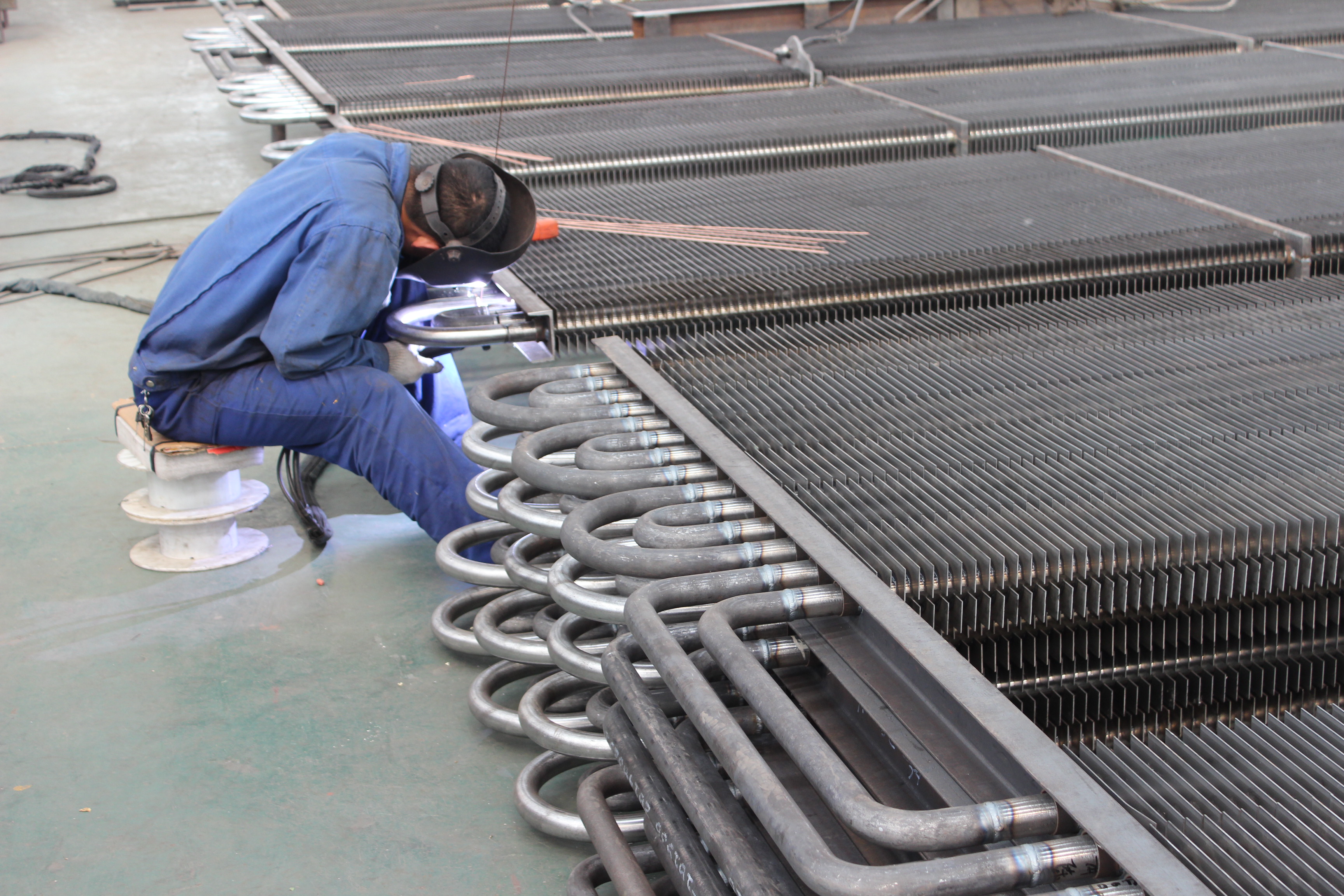 車(chē)間工人工作中