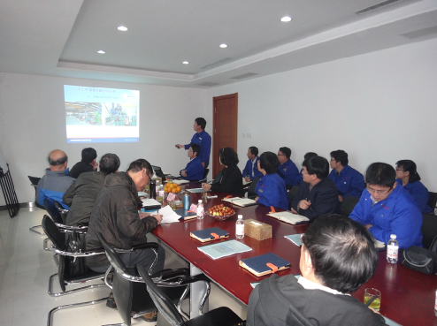 青島凱能鍋爐王副總進行講解 青島凱能鍋爐王副總進行講解