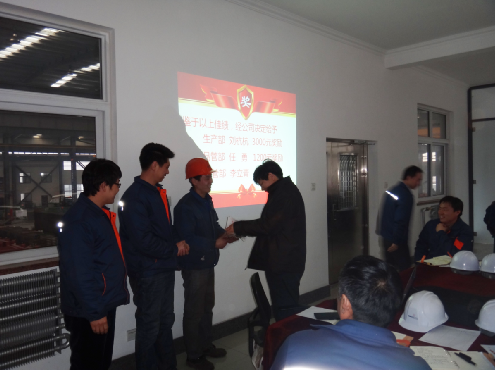 凱能鍋爐總經理王波為參賽選手頒獎